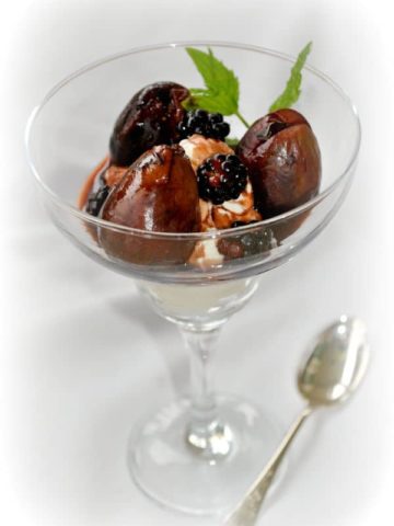 Fresh Figs Poached in Blackberry Wine. Elegant and easy! |www.flavourandsavour.com