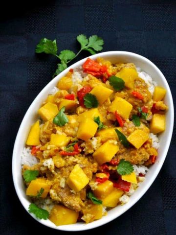 This Mango Chicken has all your favourite Thai flavours in one meal. Perfectly balanced flavours make this an upscale chicken dish. Serve with Thai Coconut Rice. |www.flavourandsavour.com