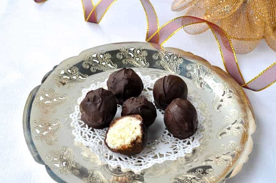 Chocolate Coconut Snowballs. Gluten-free and dairy-free. Cuteness factor of 10/10! |www.flavourandsavour.com