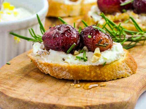 https://www.flavourandsavour.com/wp-content/uploads/2015/03/roasted-grape-and-goat-cheese-crostini-sq-500x375.jpg
