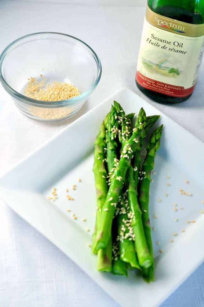 Easy 5 -minute Sesame Asparagus. Super easy--toss with sesame oil and sesame seeds! |www.flavourandsavour.com