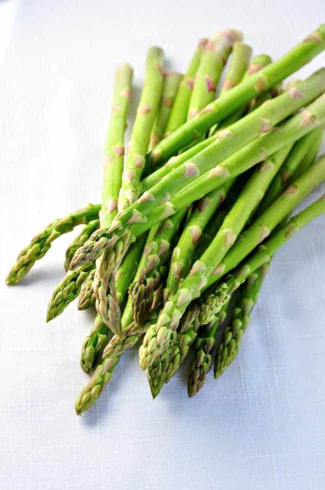 Easy 5 -minute Sesame Asparagus. Super easy--toss with sesame oil and sesame seeds! |www.flavourandsavour.com