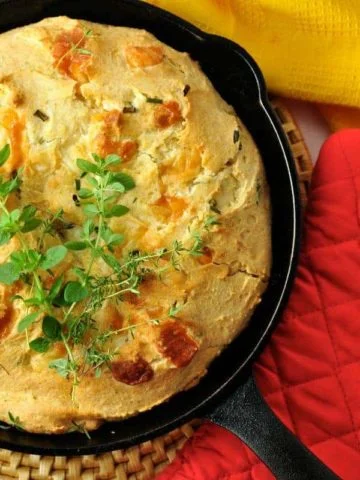 Gluten-Free Cheesy Herb Cornbread. Fast and easy. |www.flavourandsavour.com