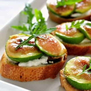 Honey roasted fig and burrata crostini |www.flavourandsavour.com