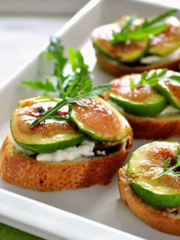 Honey roasted fig and burrata crostini |www.flavourandsavour.com