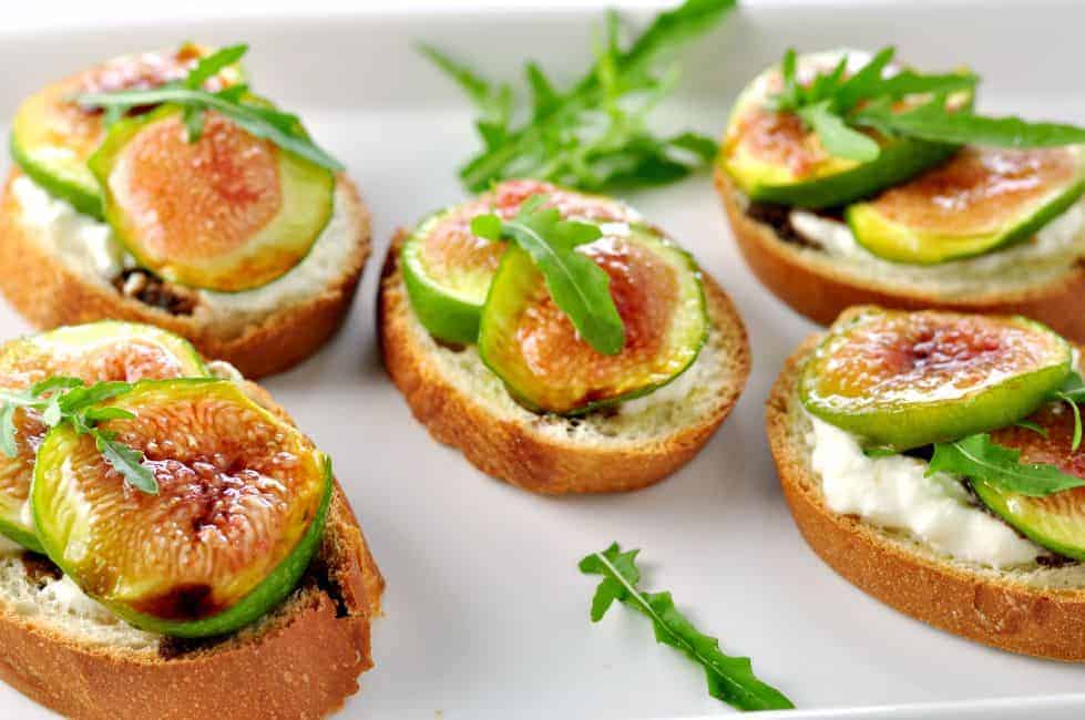 Honey roasted fig and burrata crostini |www.flavourandsavour.com