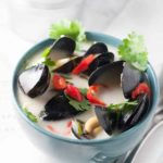 Spicy Thai Steamed Mussels in Coconut Milk |www.flavourandsavour.com