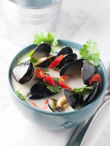 Spicy Thai Steamed Mussels in Coconut Milk |www.flavourandsavour.com