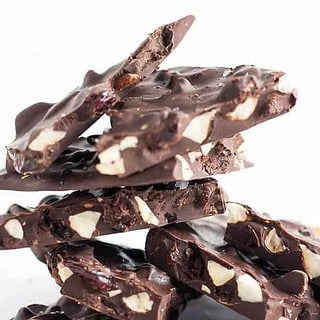 Last-Minute Cherry Almond Chocolate Bark. Fast and easy treat. Makes a great gift |www.flavourandsavour.com