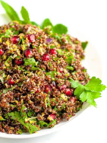 Red Quinoa Tabouli with Pomegranate. All the flavour and nutrition of tabouli, now gluten-free! |www.flavourandsavour.com