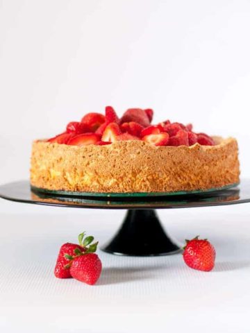 Gluten-Free Lemon Almond Cake with Strawberries|www.flavourandsavour.com