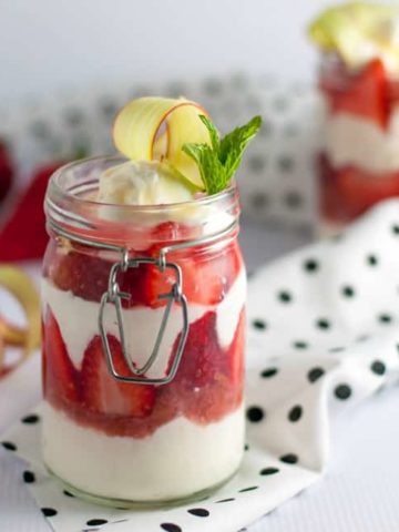 Skinny Strawberry Rhubarb Parfait. Sweet enough for dessert, healthy enough for breakfast! Made with your choice of yogurt, stewed rhubarb, and fresh strawberries. No refined sugar! |www.flavourandsavour.com