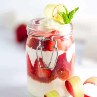 Skinny Strawberry Rhubarb Parfait. Sweet enough for dessert, healthy enough for breakfast! Made with your choice of yogurt, stewed rhubarb, and fresh strawberries. No refined sugar! |www.flavourandsavour.com