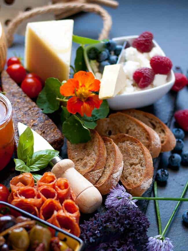How to Make an Antipasto Platter. 6 Tips to make a fabulous antipasto platter that everyone will love. |www.flavourandsavour.com