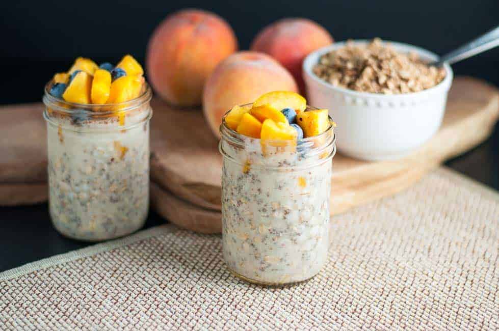 Peach and Blueberry Overnight Oats. Creamy oatmeal without the cream! |www.flavourandsavour.com