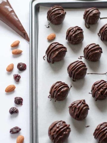 Quick and Easy Chocolate Cherry Almond Energy Bites with heart-healthy hemp seeds, dried cherries, almonds, dates and chocolate chips. |www.flavourandsavour.com