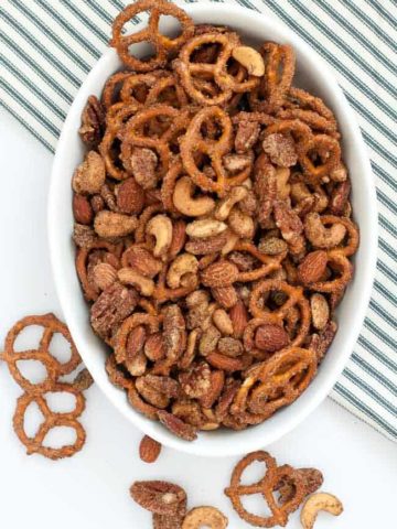 Sweet and Spicy Pretzel Nut Snack Mix. A holiday tradition! |www.flavourandsavour.com