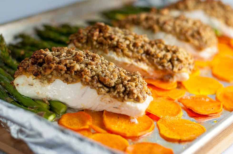 Maple Walnut Crusted Sheet Pan Halibut with crispy sweet potato chips and asparagus. A one-pan paleo meal that cooks in only 10 minutes. |www.flavourandsavour.com