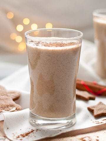 gingerbread smoothie with ginger cookies
