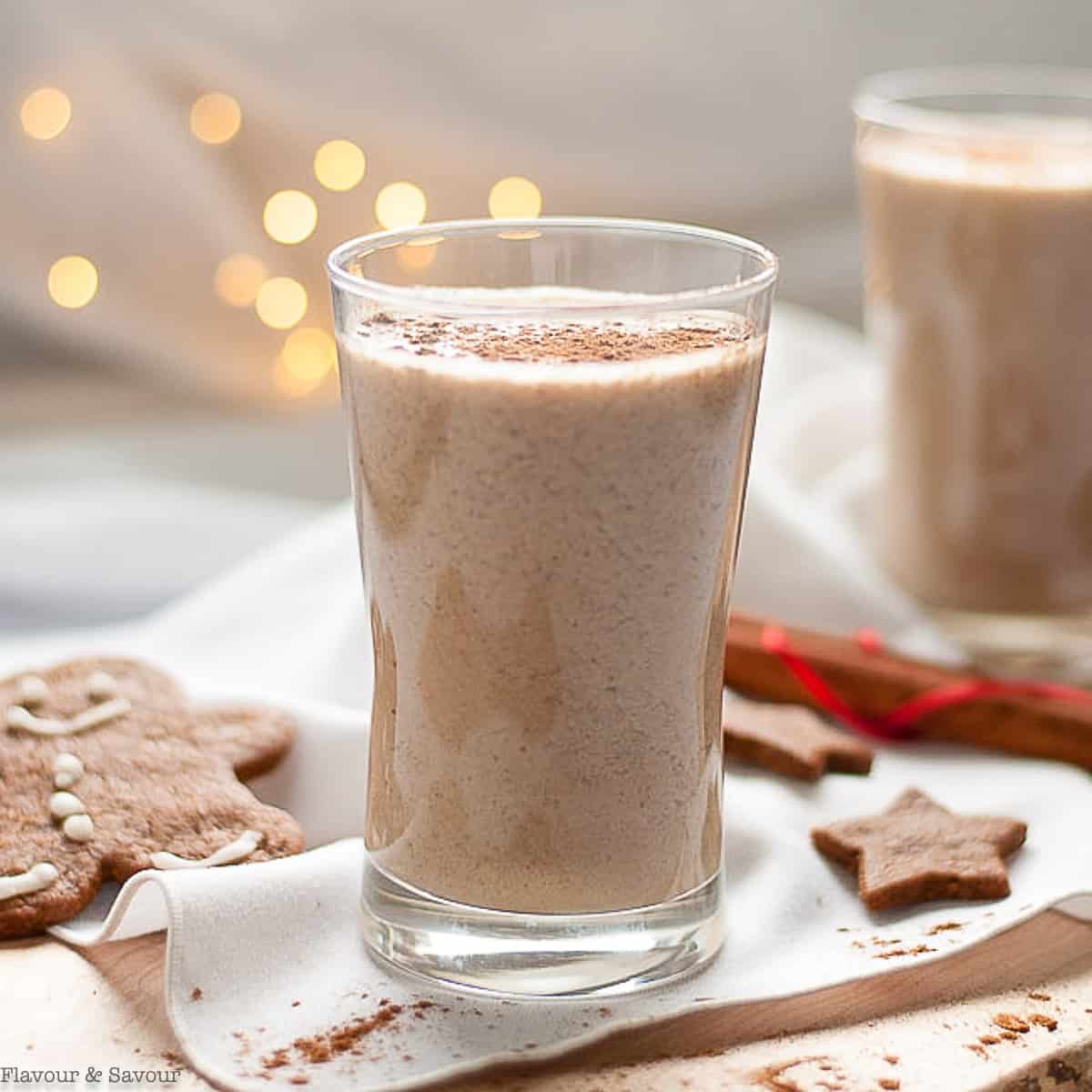 gingerbread smoothie with ginger cookies