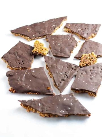 Healthy Quinoa Chocolate Bark, packed full of superfoods like quinoa, chia, hemp, and pepitas! |www.flavourandsavour.com