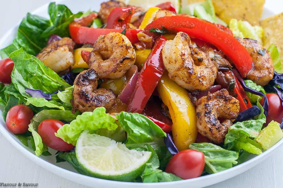 close up view of shrimp and peppers in a fajita salad