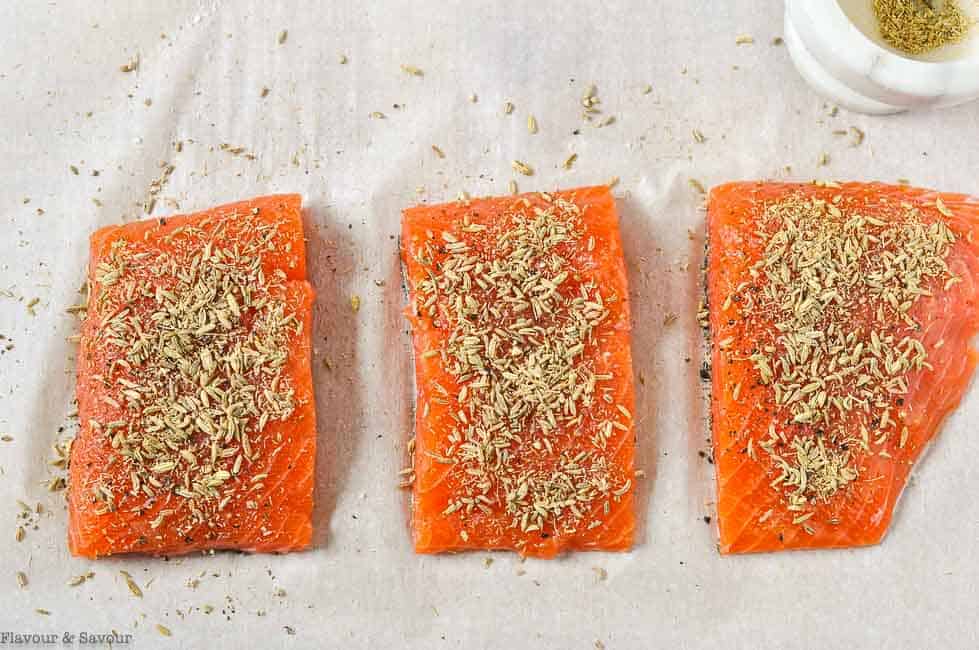 Adding fennel seeds to salmon fillets