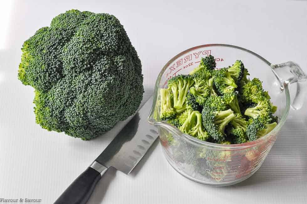 4 cups of broccoli florets from one large crown of broccoli