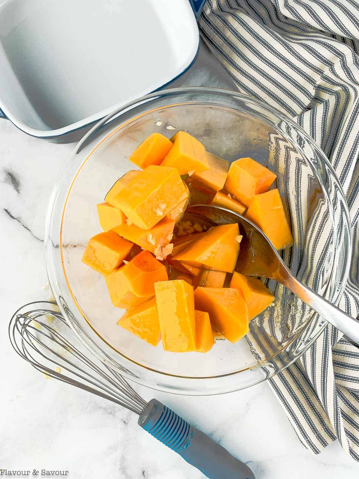  Toss cubes in the marinade.