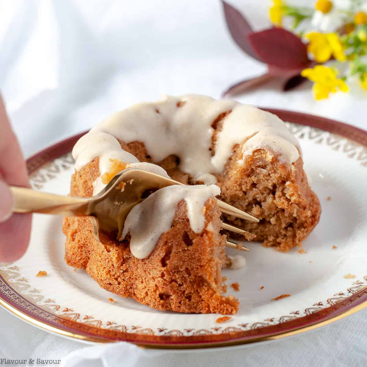 https://www.flavourandsavour.com/wp-content/uploads/2020/10/Mini-Apple-Bundt-Cake-with-a-fork-square.jpg