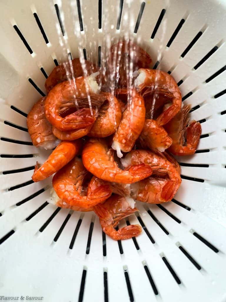 rinsing prawns after boiling