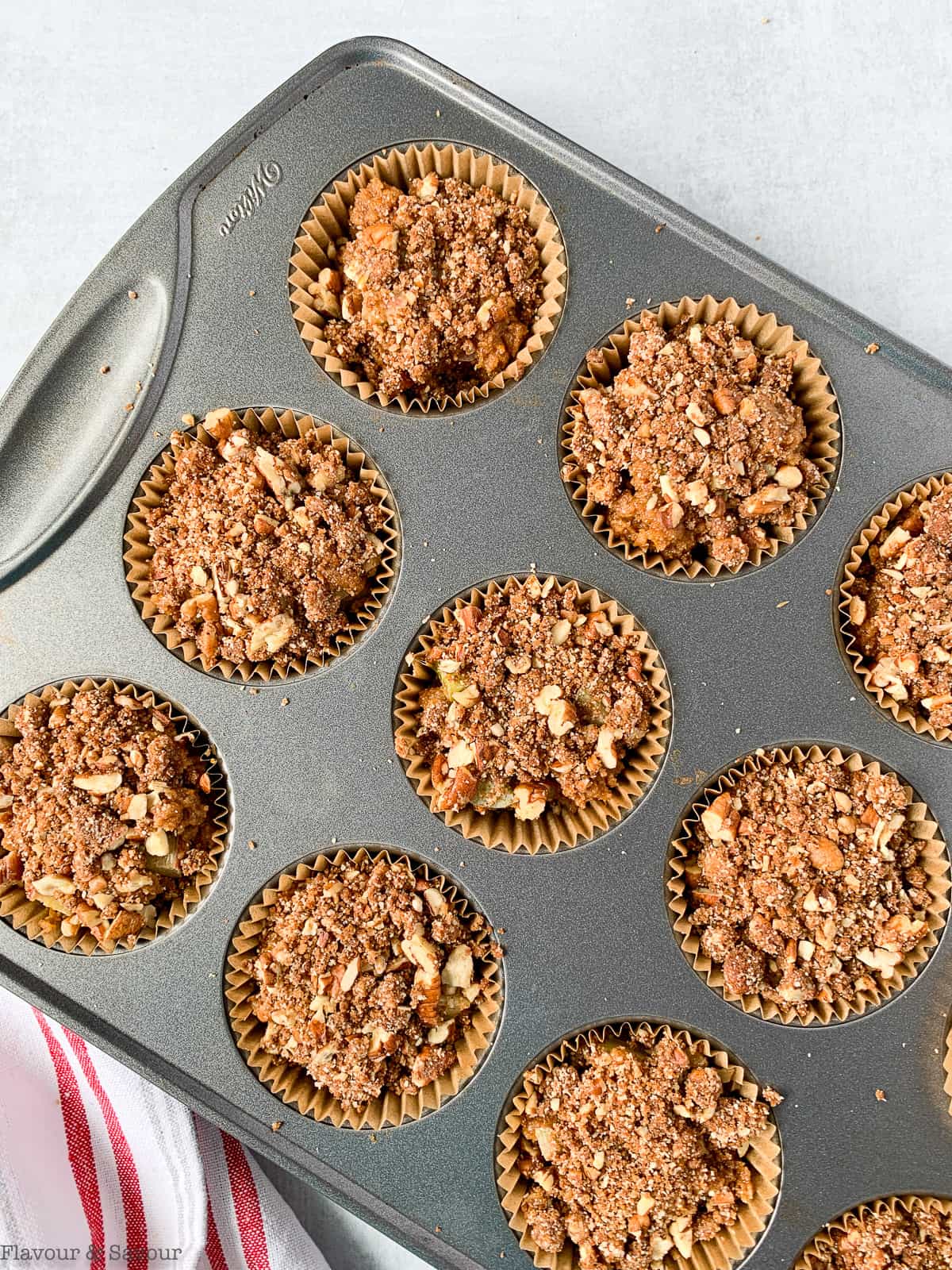 streusel topping on muffins in muffin cups