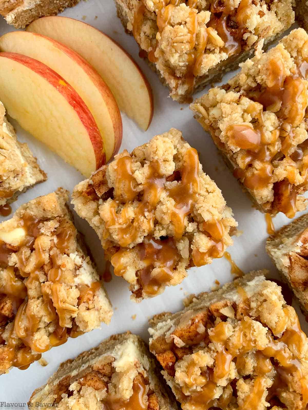 Apple cheesecake crumble bars with sliced apples.