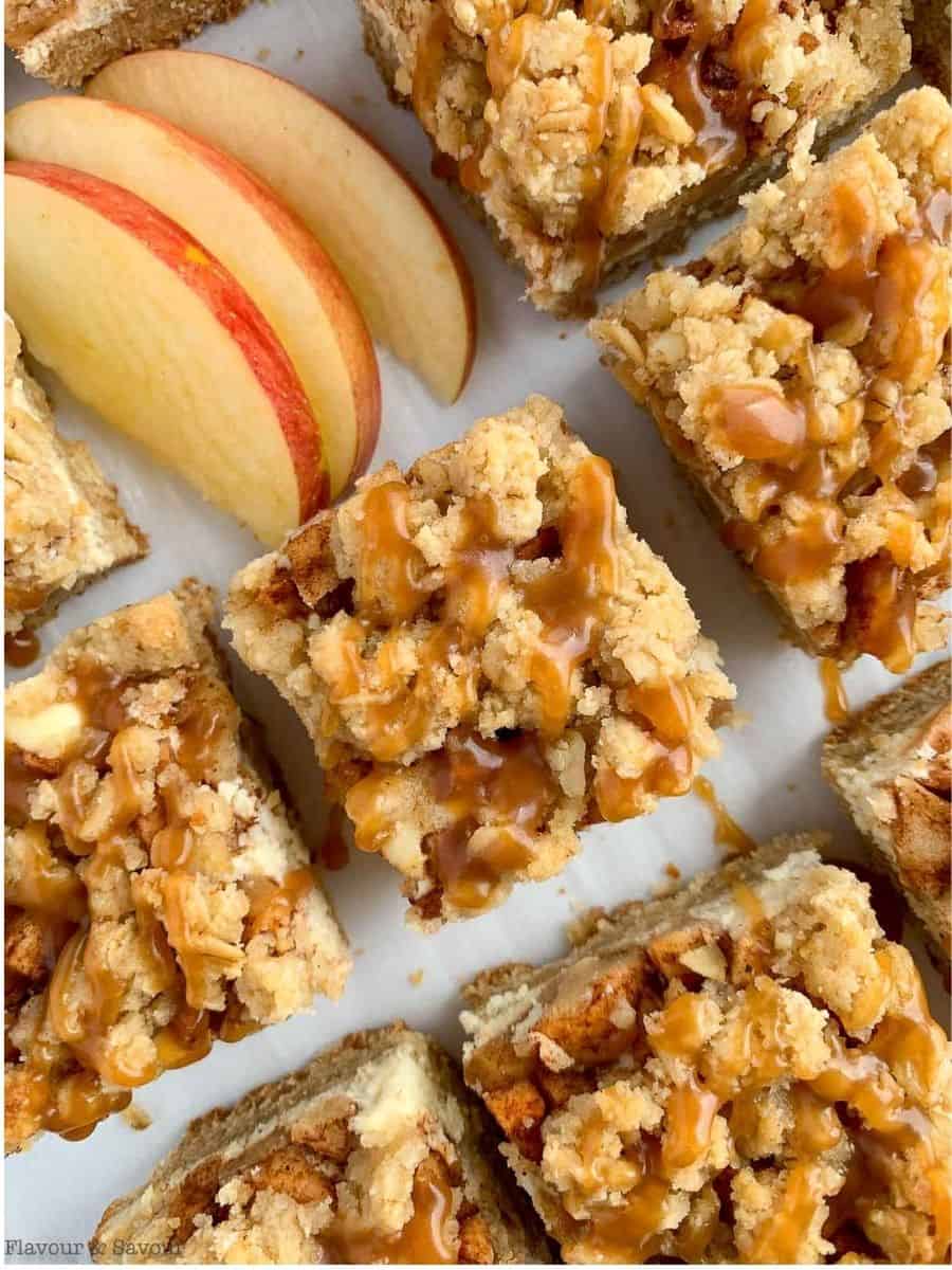  Apple cheesecake crumble bars with apple slices.