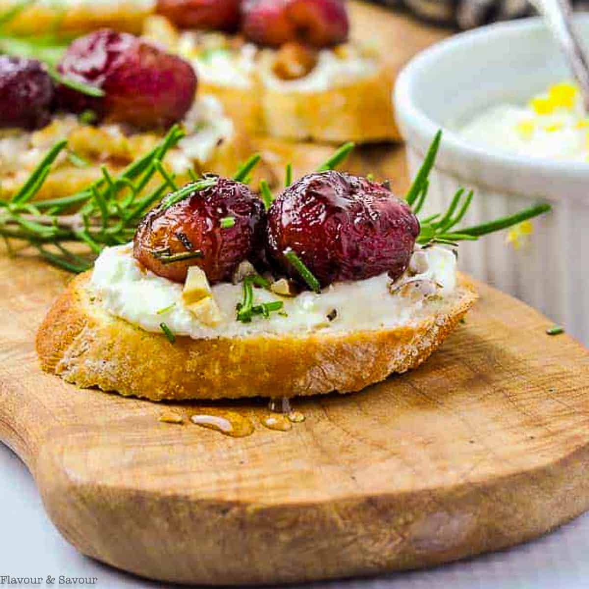 crostini with roasted grapes and goat cheese, hazelnuts and honey