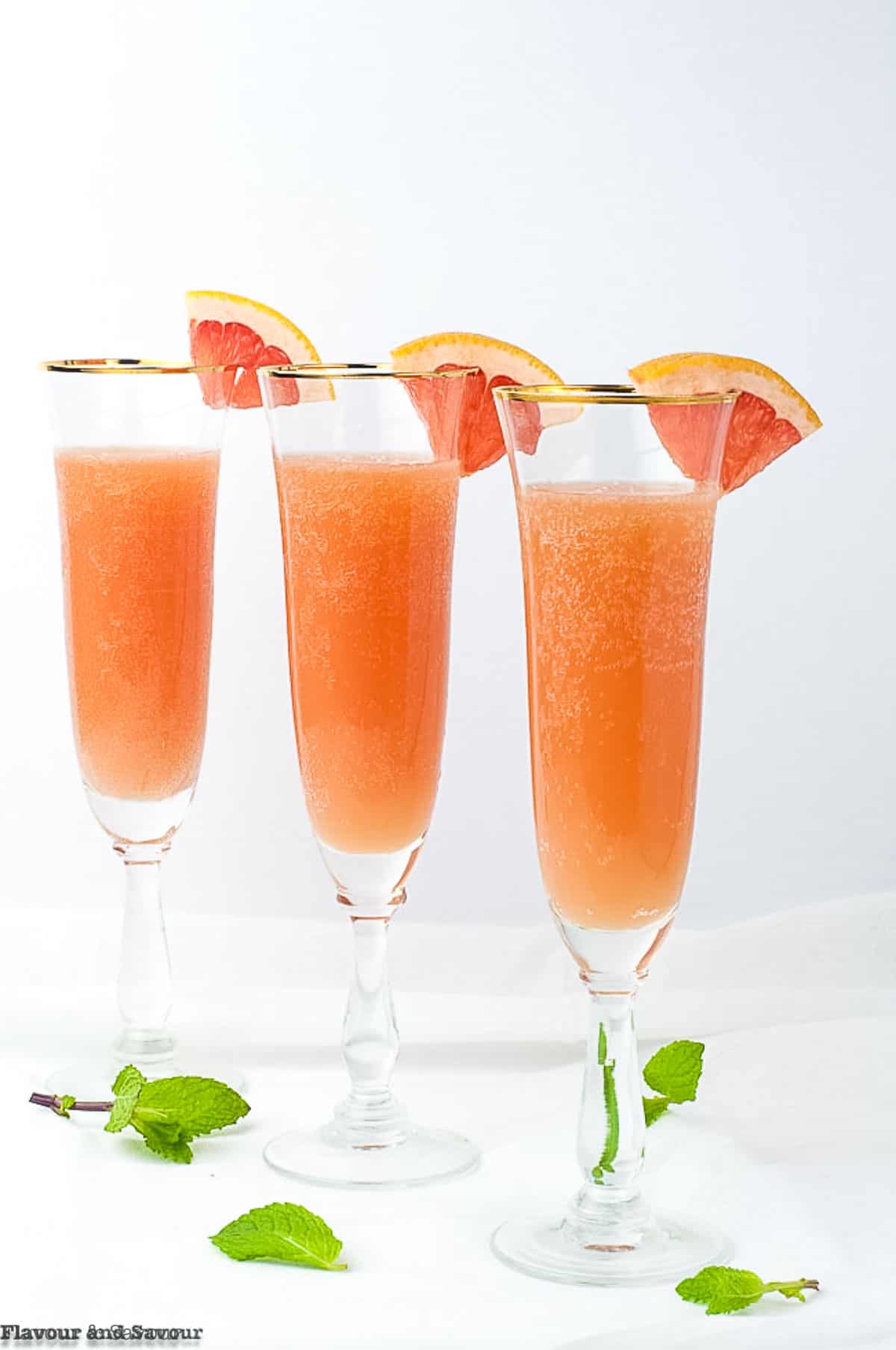 sugar free grapefruit ginger mocktail in 3 champagne flutes