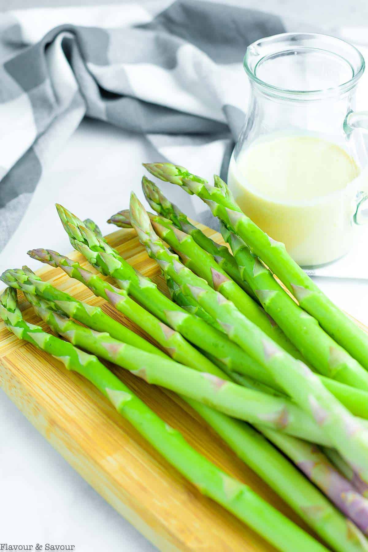 asparagus spears on a cutting board