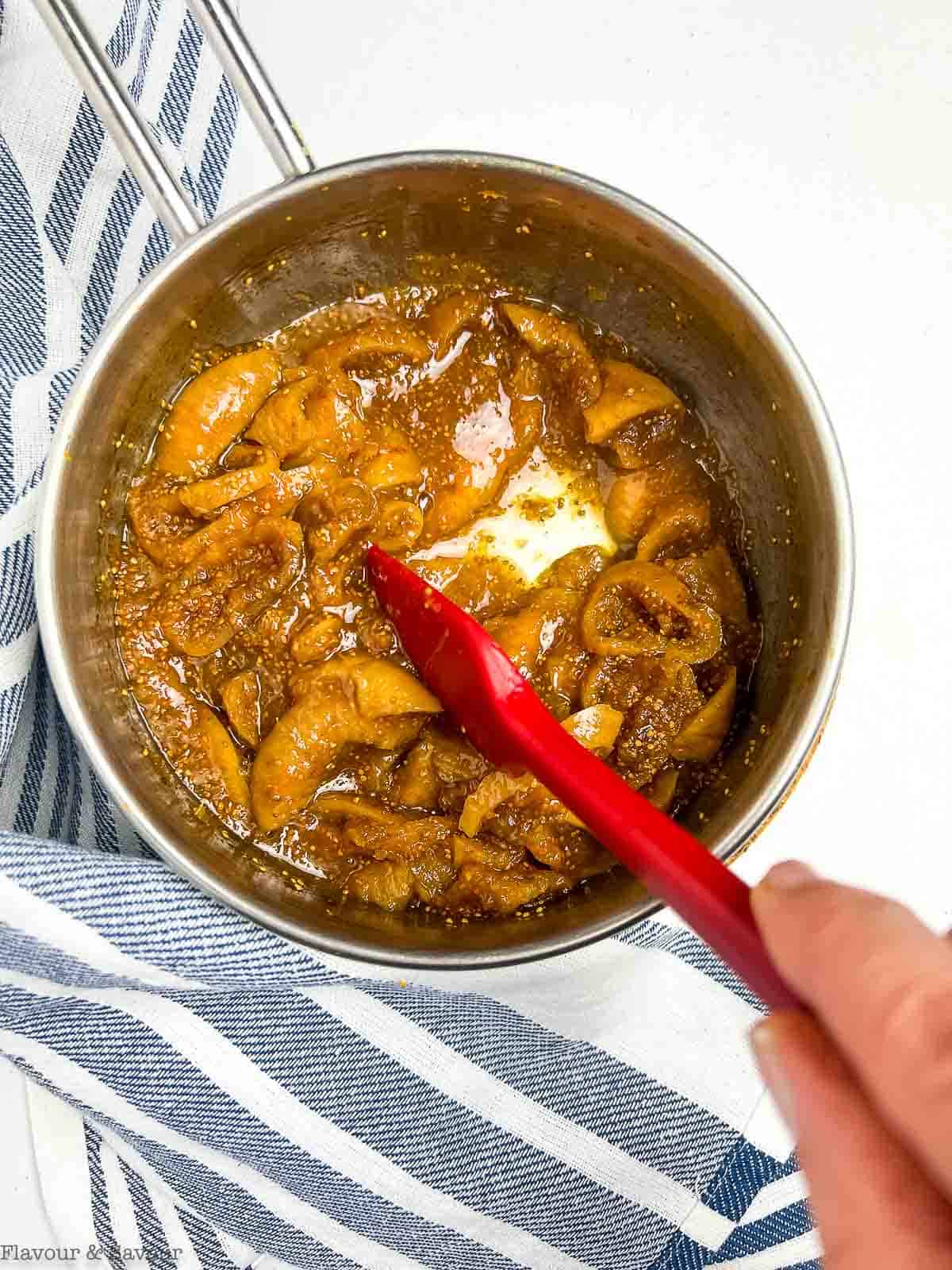 Thickened fig paste in a saucepan.