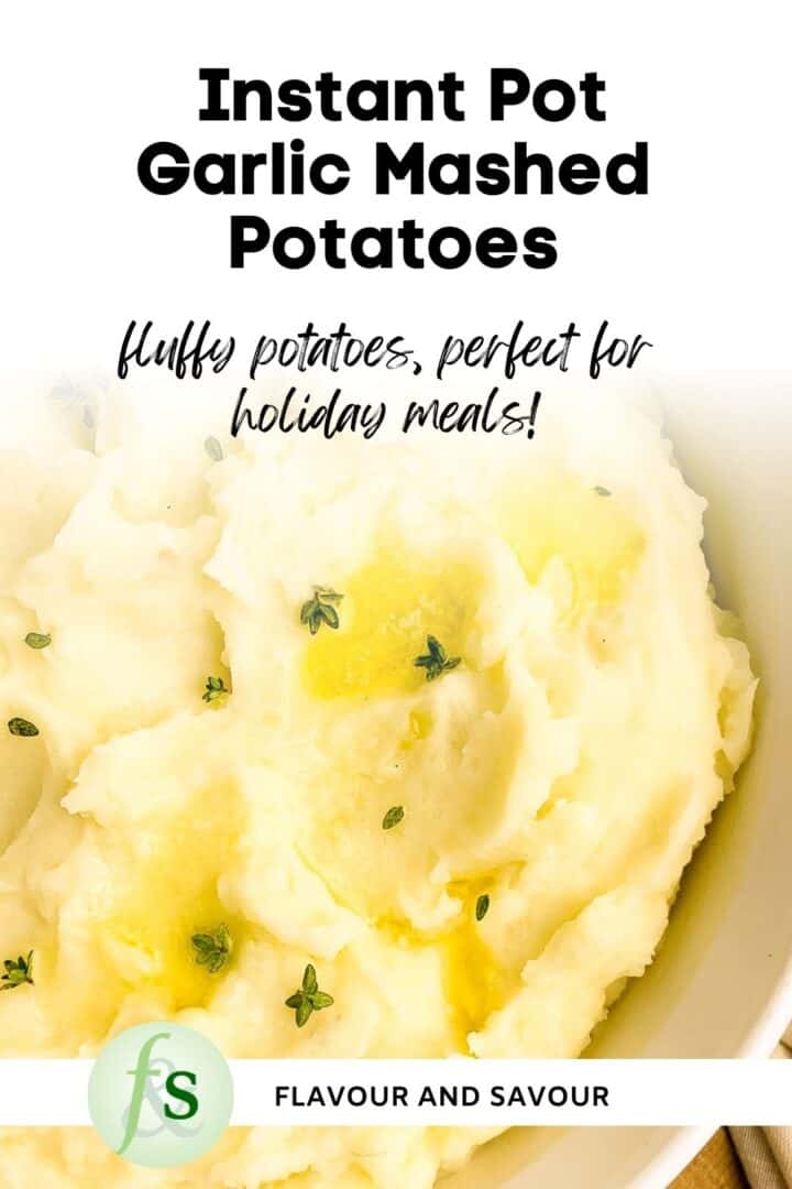 Image with text overlay for garlic mashed potatoes cooked in an Instant Pot.